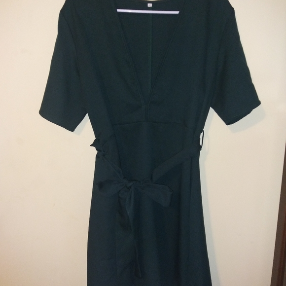 Forest Green Vneck Dress With Waist Detail! - Picture 2 of 6